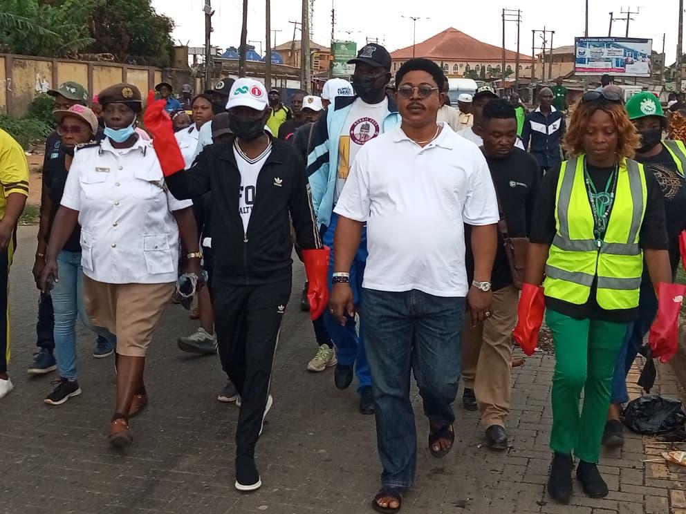 HON. (DR). AGBAJE LEADS MONITORING AS AYOBO-IPAJA RESIDENTS KEY INTO ENVIRONMENTAL SANITATION